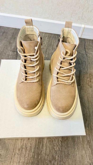 Демісезонні замшеві жіночі ботінки 38 р