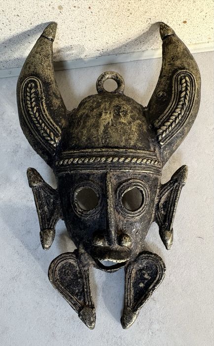 Antiga máscara africana em bronze