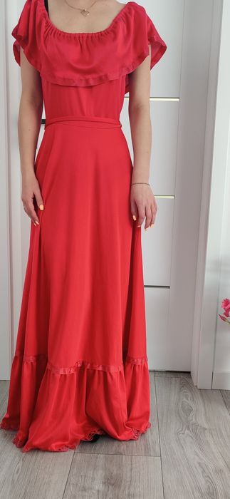 Czerwona długa sukienka.