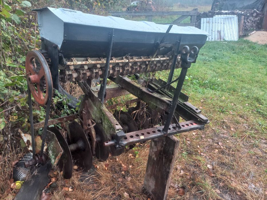 Продається робоча сівалка ,  зерно якої загрібається лощильником