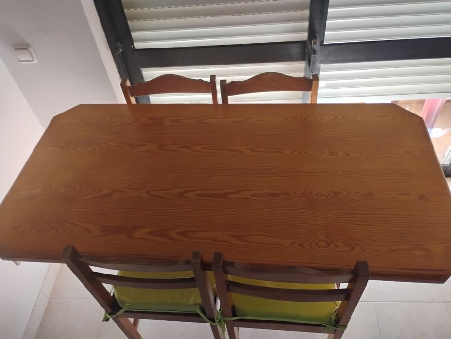 Mesa com 4 cadeiras