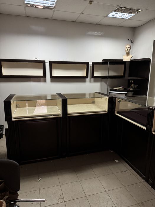 Вітрини, вітринні меблі, шафи-вітрини