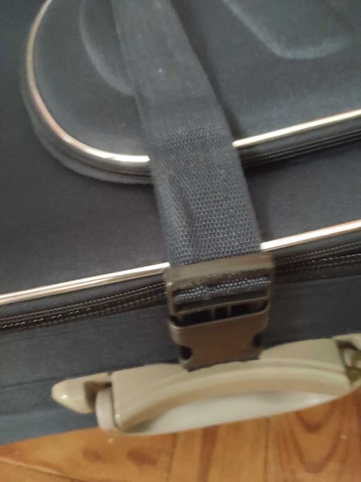 Mala de viagem com reforço no fecho