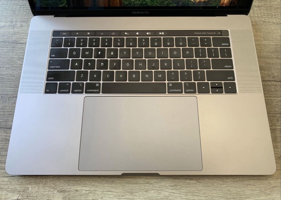 Macbook pro 15” 32gb ram i7 2018
