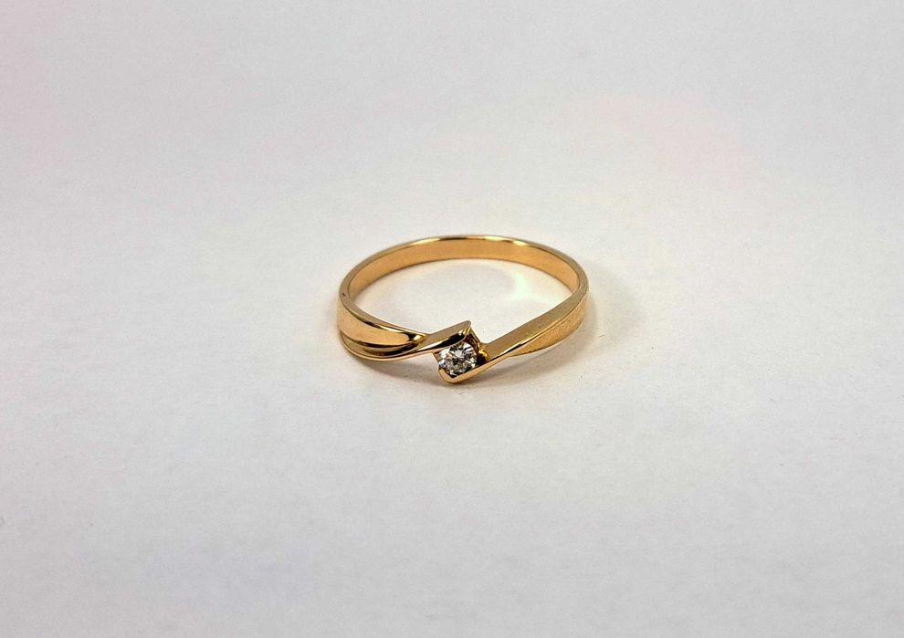 Złoty pierścionek 585 z brylantem 0,06ct w:1,40g r:12