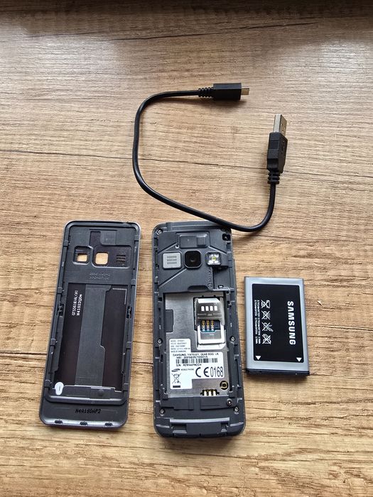 Telefon Samsung GT-S5611