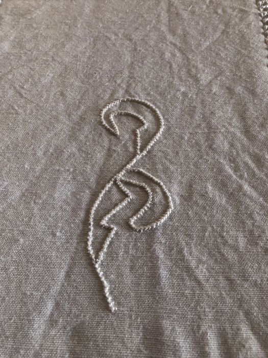 Colchas diferentes em crochet feito á mão e uma com linho