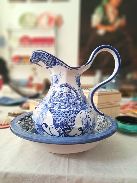 Lavatório antigo pintado à mão