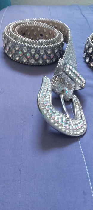 Cintos da moda varias cores novos em aço e brilhantes