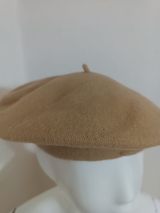 Klasyczny beret wełniany w kolorze karmelowym / beżowym