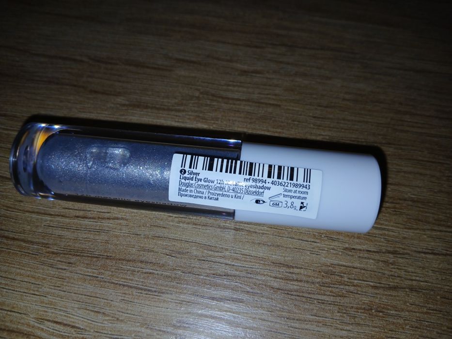 Cień do powiek Douglas Liquid eye glow - 12h metallic eyeshadow