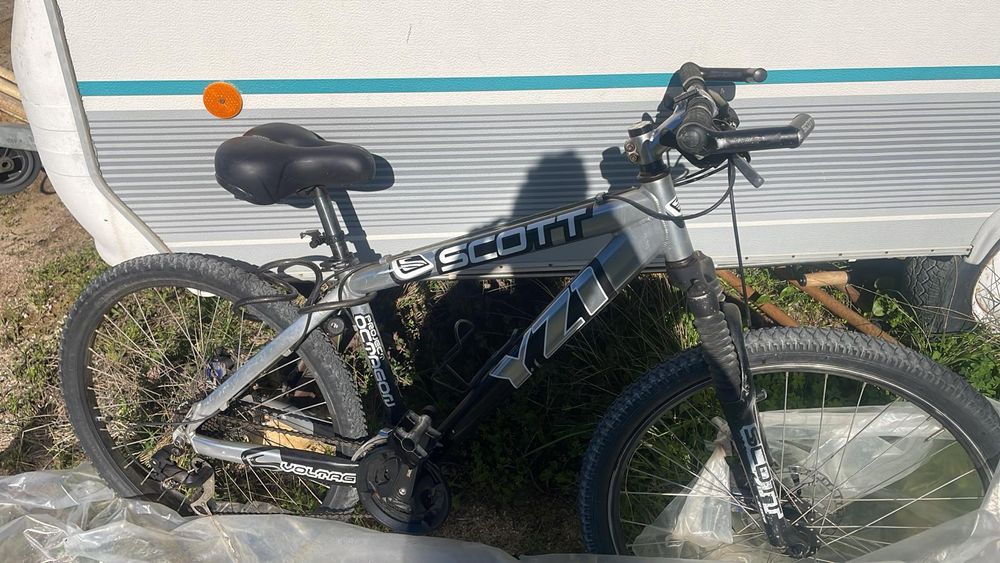 Bicicleta Scott YZ1 travões de disco e suspensão