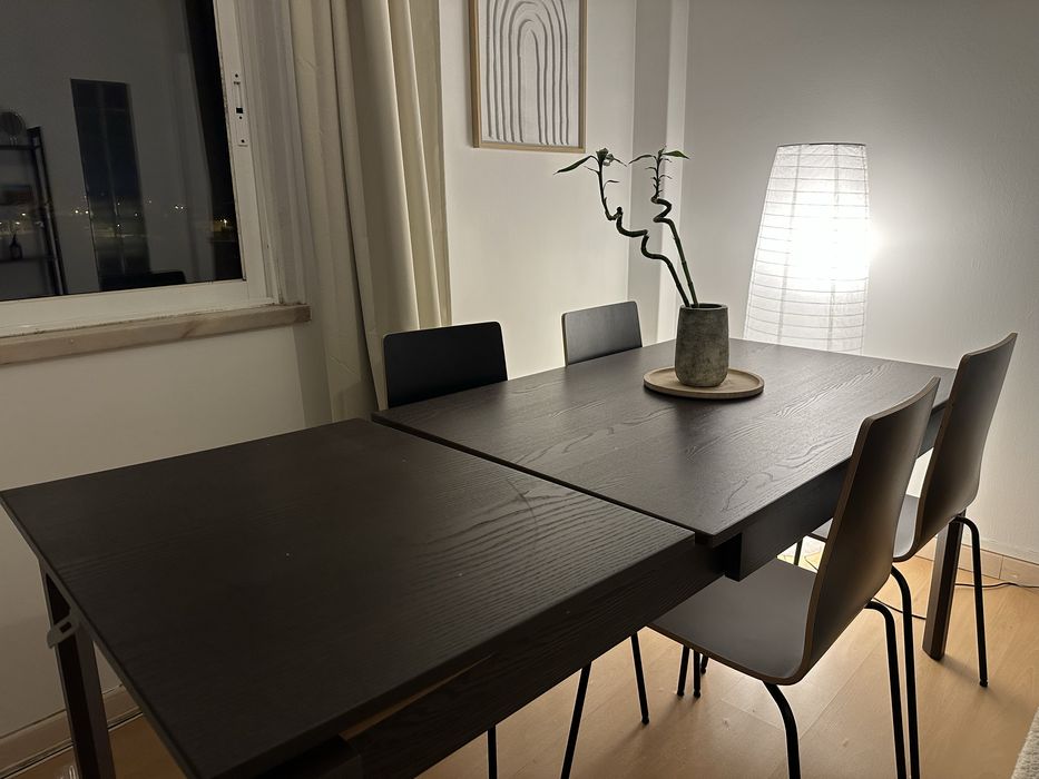 Mesa de jantar com 4 cadeiras