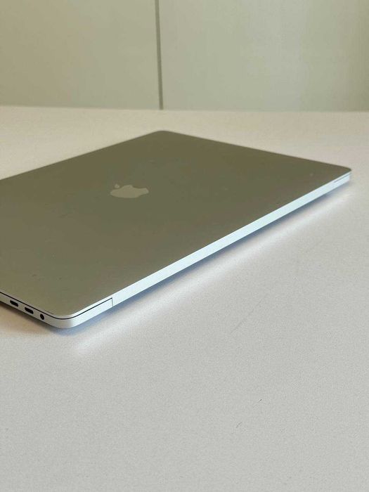 MacBook Pro 16” 2019р i7 16 gb RAM 512 gb SSD Silver 128 циклів