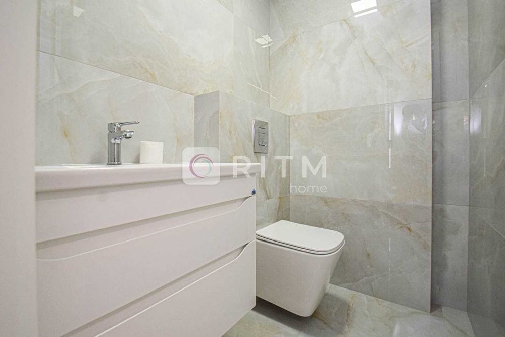 Продається сучасна 2-кімнатна квартира + кухня студія в центрі міста