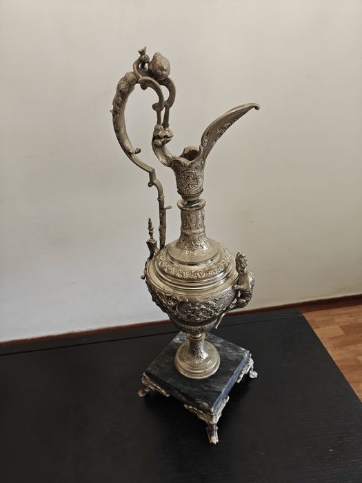 Jarra em bronze em excelente estado