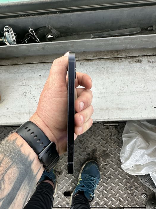 iPhone 12  на 64gb