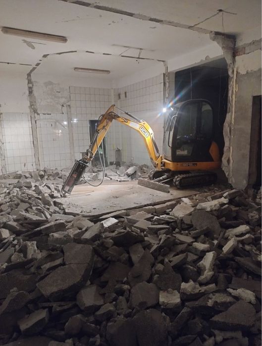 Wynajem minikoparki z młotem do kucia wozidło miniładowarka bobcat