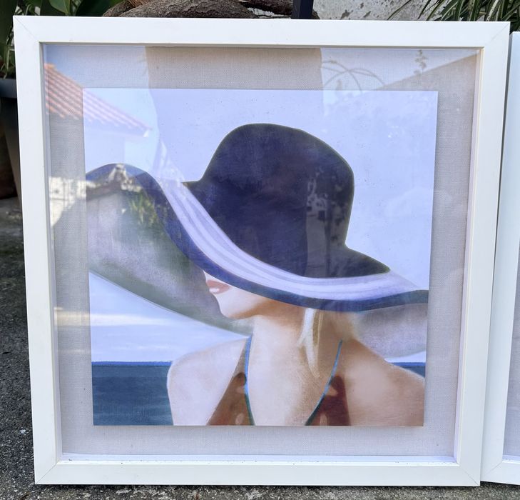 Par de lindos quadros com retratos femininos  com chapéus estampados