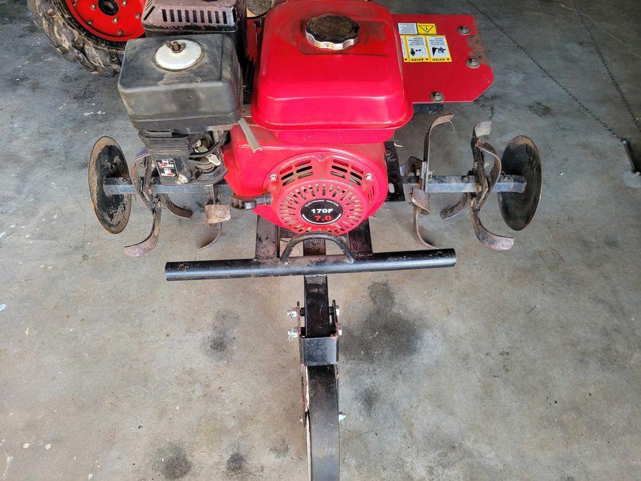 Motoenxada com transmissão direta 7CV de 3 Vel. + R