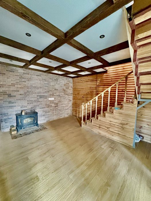 Продаж 2-поверхового будинку на два входи