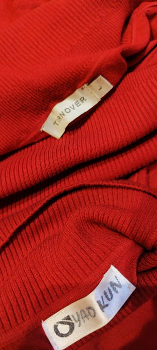 Продам два червоних светрика