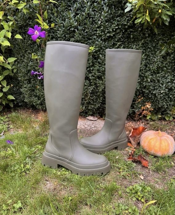 Трендові високі чоботи-ботфорти, гумові чоботи Zara Rubberized Boots (колір хакі, оригінал)-40р