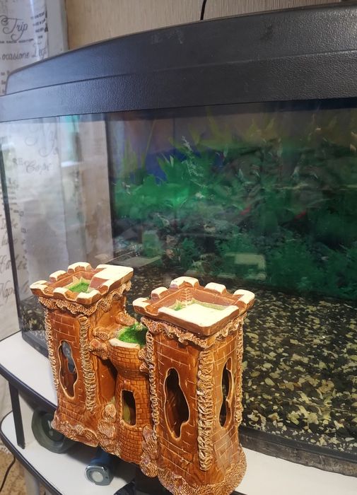 Декор-замок для большого аквариума.