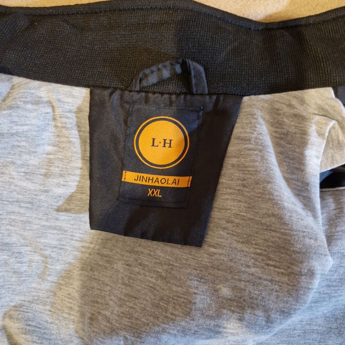 casaco blusão em preto xxl novo a estrear
novo 3xl n 54-58
Com bolsas