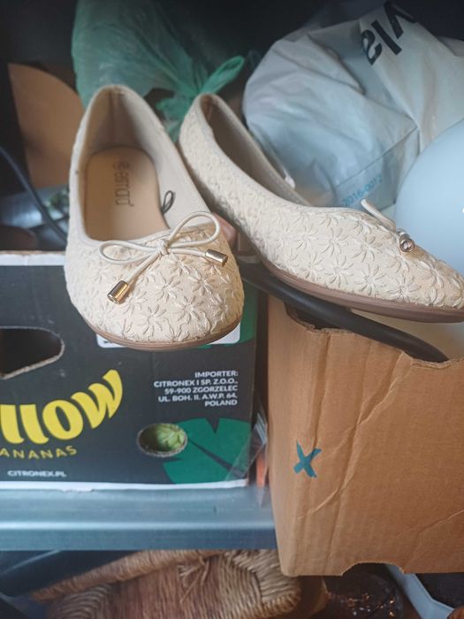 Jasne baleriny z kokardką.