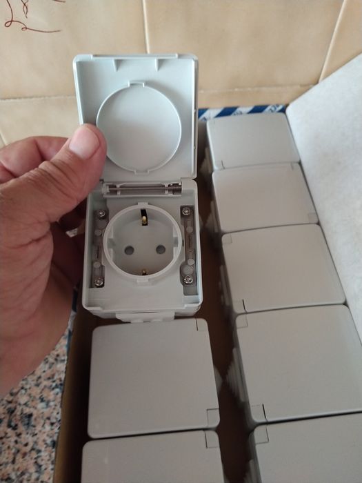 Tomadas interruptores estanque material elétrico casa quarto vivenda.