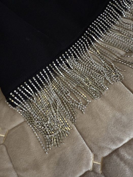 Чорна сукня на бретелях з камінням