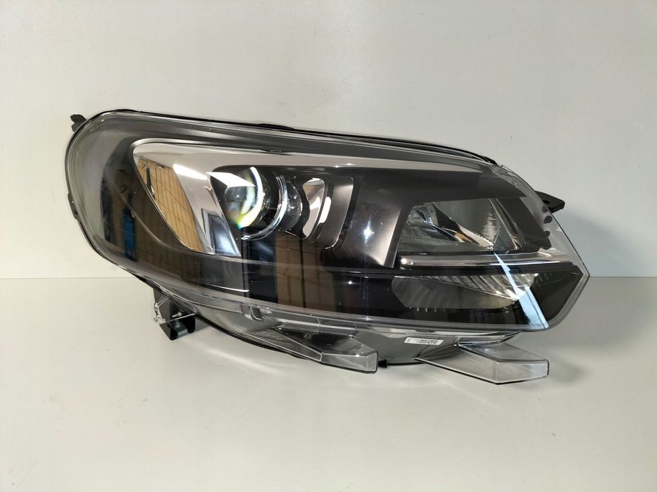 lampa przednia reflektor prawa opel zafira d 19- vivaro c 19- xenon