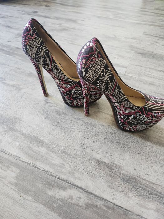 Sapatos de salto alto