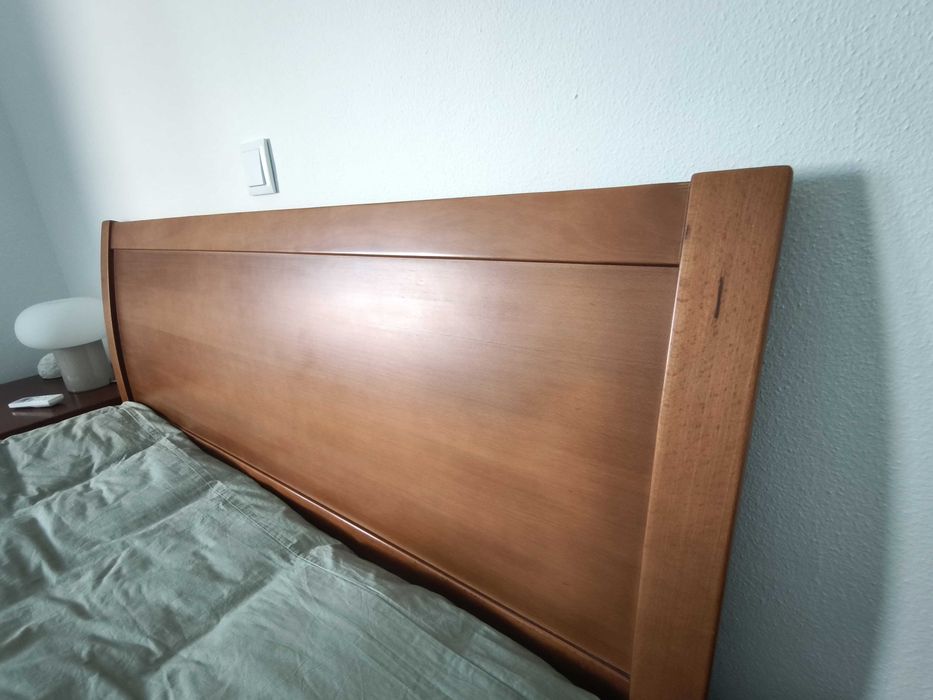 Mobilia de quarto - cama, 2 mesas de cabeceira, cómoda e espelho