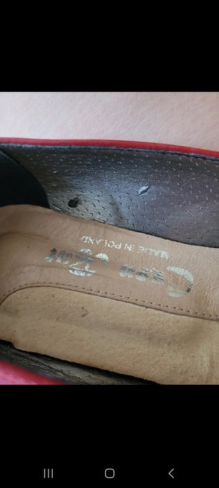 Czerwone buty na słupku