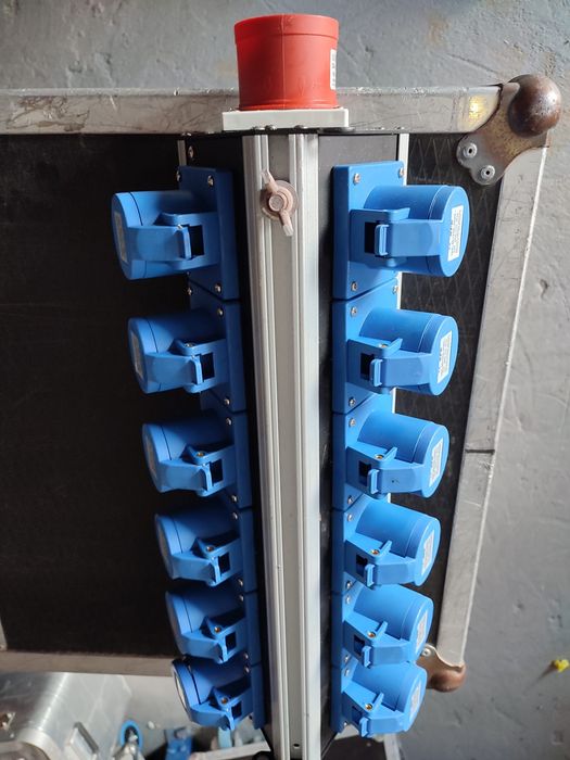 Quadros e distribuidores elétricos