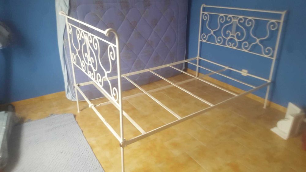 Cama de casal antiga em ferro forjado