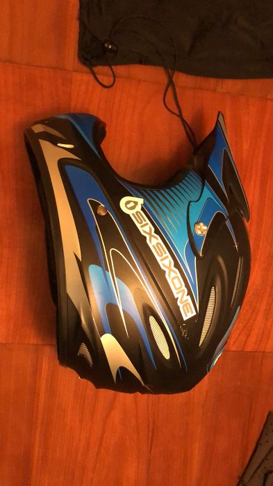 Capacete de Mota Sixsixone