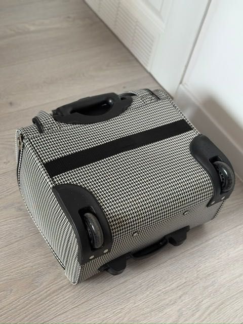 Walizka na kółkach bagaż podręczny.