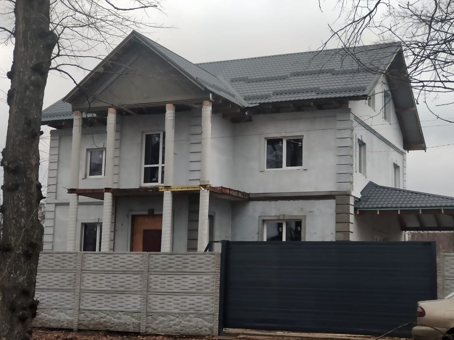 Капітальний будинок 270 м² із панорамним світлом та столітніми дубами
