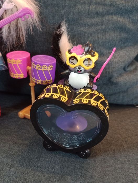 Enchantimals rockowy koncert - Lalka Caper i Skunk Sage - FRH41
