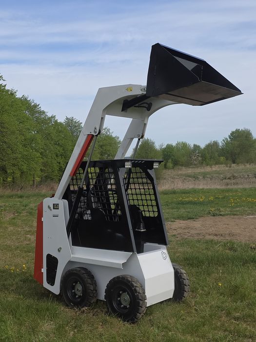 Mini ładowarka kołowa / Mini Skid Steer Loader – 700 kg udźwigu