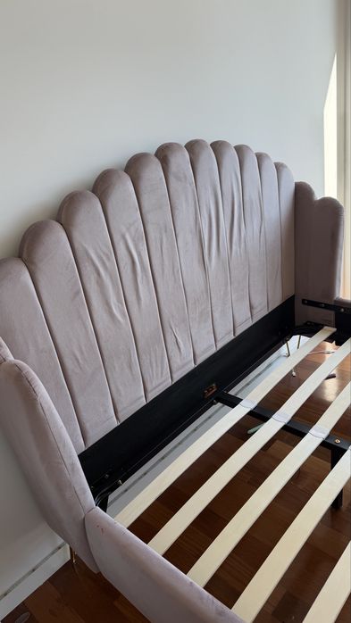 Cama casal com cabeceira em veludo rosa 140x190