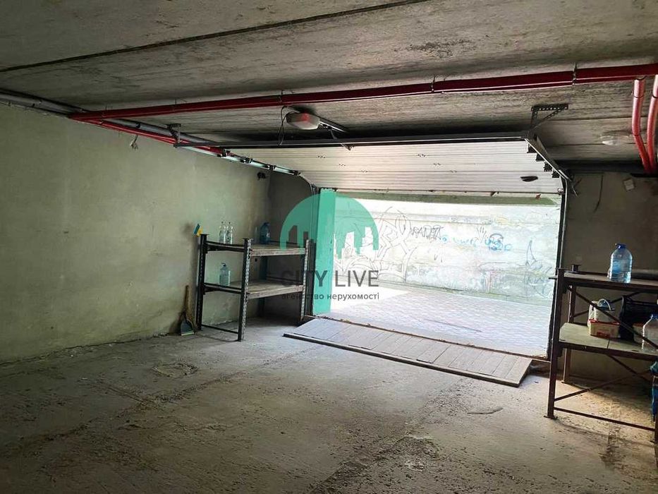 Продам великий гараж в центрі міста.  41,3кв.м. (63)