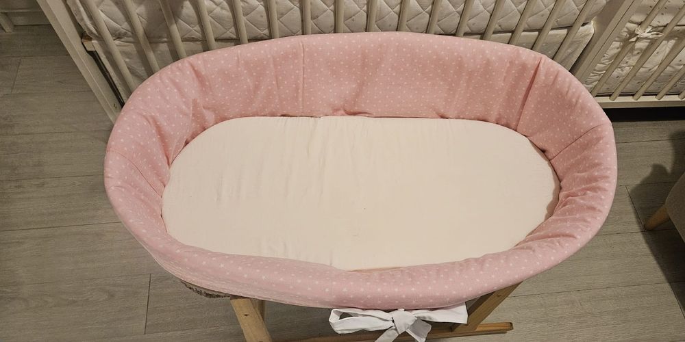 Alcofa com colchao e  base