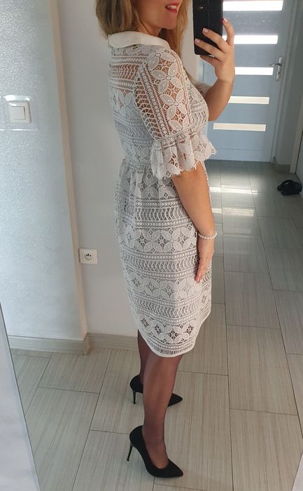 Koronkowa sukienka midi z bialym kołnierzem i ozdobnym rękawem