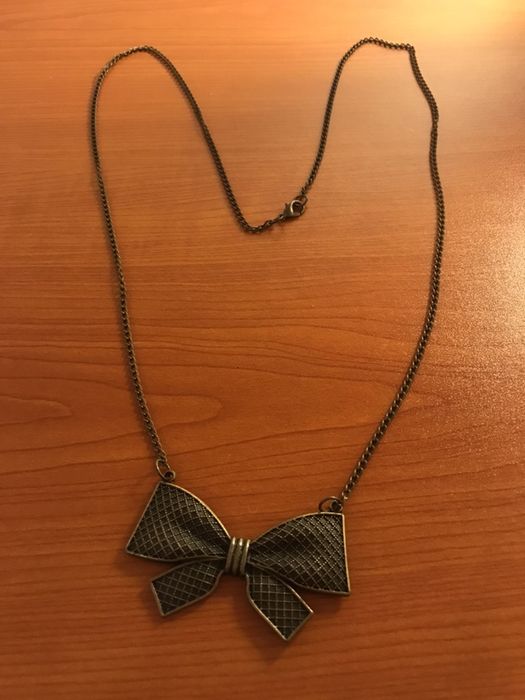 Colar comprido com laço