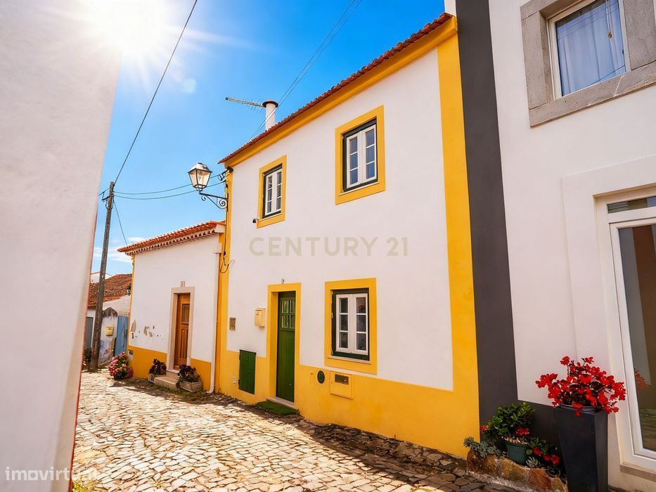 T2 House, Fully Renovated in the Center of A dos Negros