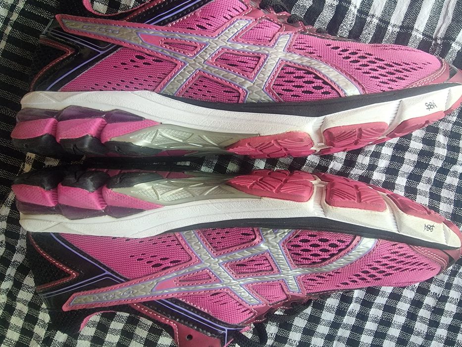 Продам мужские крассовки ASICS